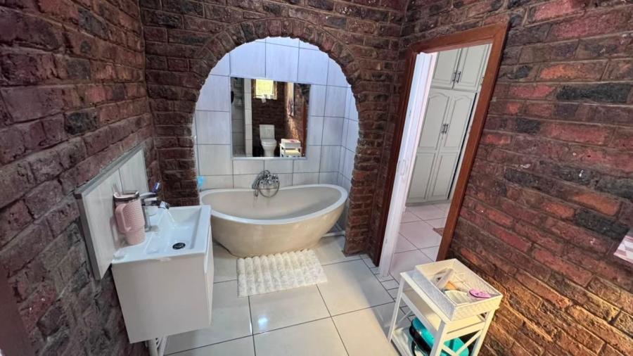 5 Bedroom Property for Sale in Royldene Northern Cape
